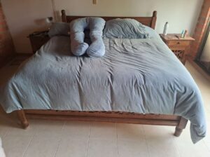 Cama King Size Y 2 Mesitas De Noche En Cedro.