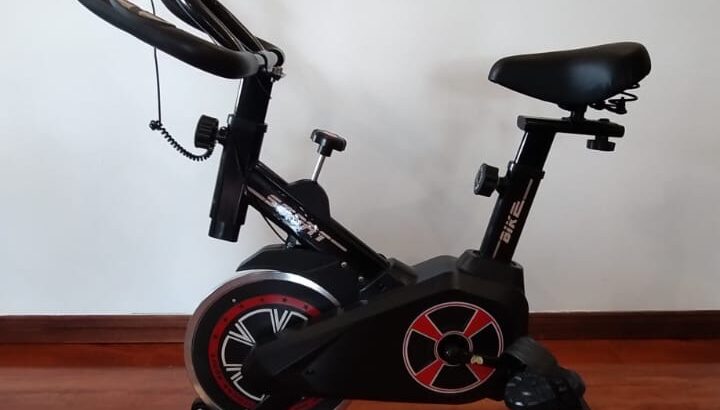 Bicicleta Estática. Deporte En Casa.