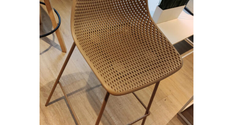 Silla Alta Butaca Tipo Bar Color Taupe.