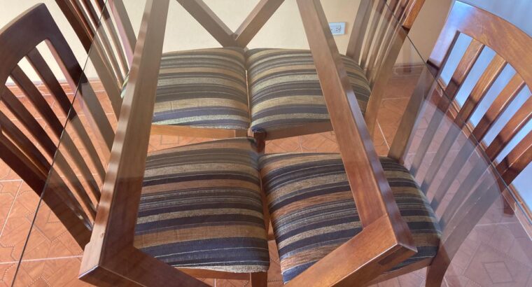 Comedor De 4 Puestos, En Madera Y Mesa De Vidrio.