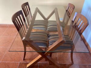 Comedor De 4 Puestos, En Madera Y Mesa De Vidrio.