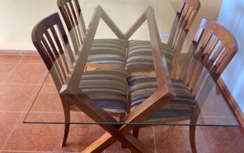 Comedor De 4 Puestos, En Madera Y Mesa De Vidrio.