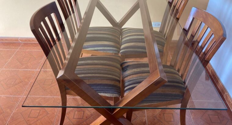 Comedor De 4 Puestos, En Madera Y Mesa De Vidrio.