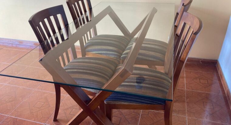 Comedor De 4 Puestos, En Madera Y Mesa De Vidrio.
