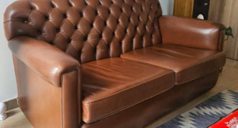 Sofá De Cuero Tipo Chesterfield 2 Puestos.