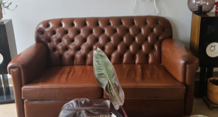 Sofá De Cuero Tipo Chesterfield 2 Puestos.