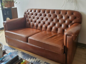 Sofá De Cuero Tipo Chesterfield 2 Puestos.