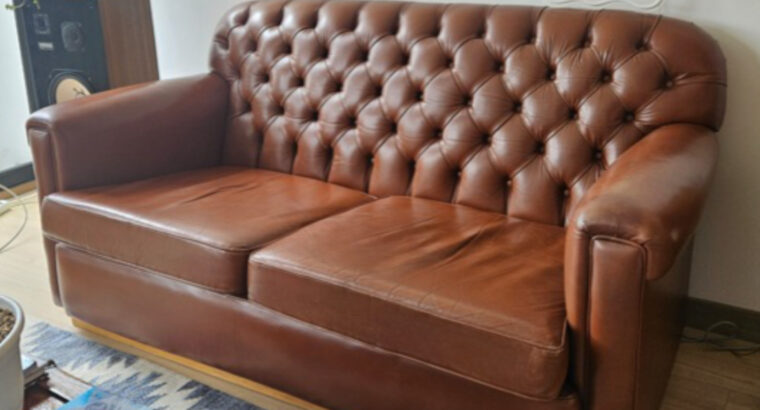 Sofá De Cuero Tipo Chesterfield 2 Puestos.