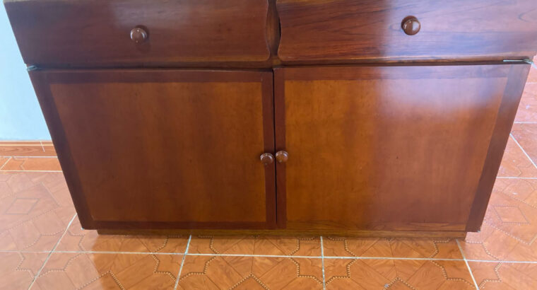 Bife En Madera Con Vitrina De Vidrio.