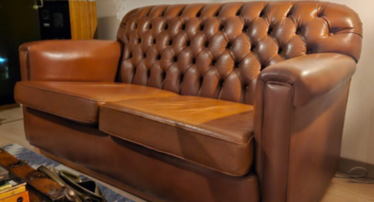 Sofá De Cuero Tipo Chesterfield 2 Puestos.