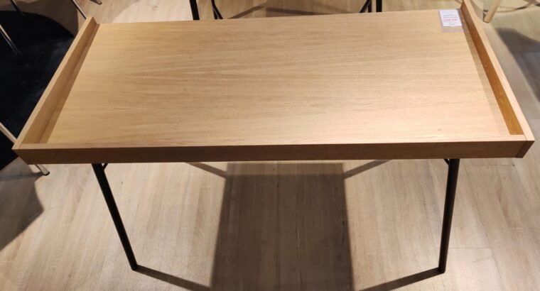 Escritorio Recto Superficie En Madera Natural.