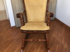 Silla mecedora en cedro, a mitad de precio actual.