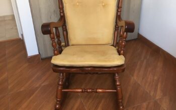 Silla mecedora en cedro, a mitad de precio actual.