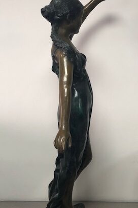 Escultura En Bronce Niña De La Rosa.