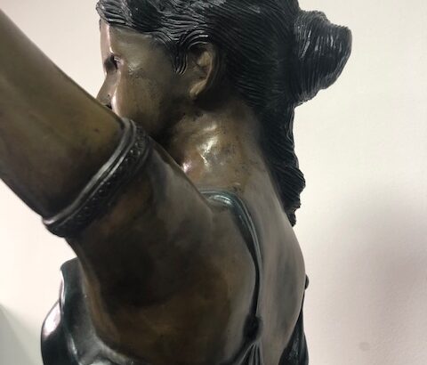 Escultura En Bronce Niña De La Rosa.