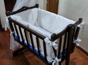Cuna Mecedora En Madera Con Toldillo.