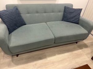 Sofá De 2 Puestos. Precio Negociable.