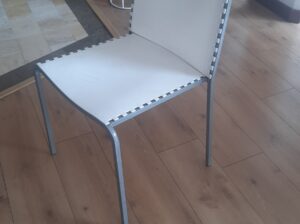 Silla comedor blanca de metal y plástico