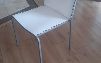 Silla comedor blanca de metal y plástico