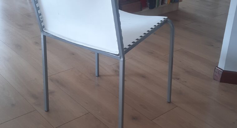 Silla comedor blanca de metal y plástico