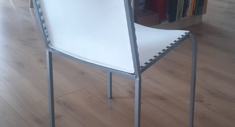 Silla De Comedor Blanca De Metal Y Plástico.