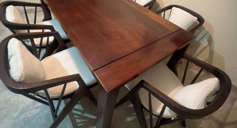 Comedor Mesa En Madera Maciza Y Sillas De Diseño