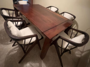 Comedor Mesa En Madera Maciza Y Sillas De Diseño