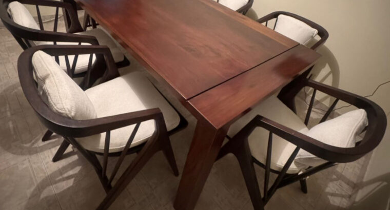 Comedor Mesa En Madera Maciza Y Sillas De Diseño