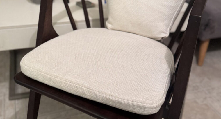 Comedor Mesa En Madera Maciza Y Sillas De Diseño