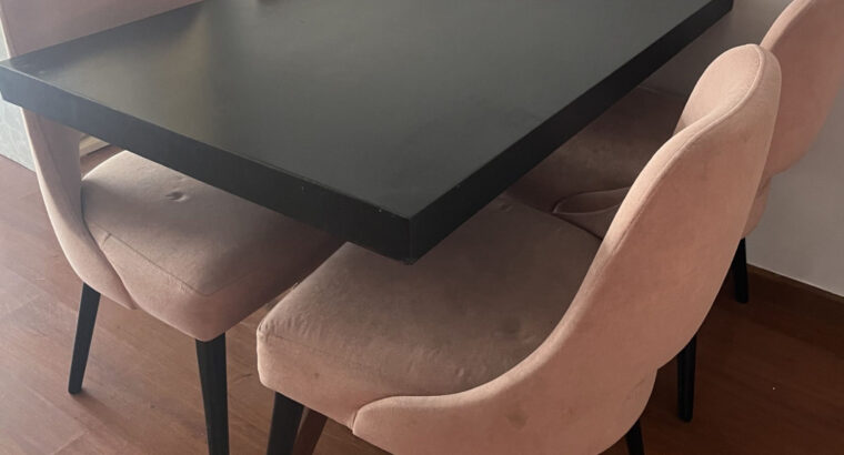 Comedor De 4 Puestos. Mesa Y 4 Sillas Tapizadas.
