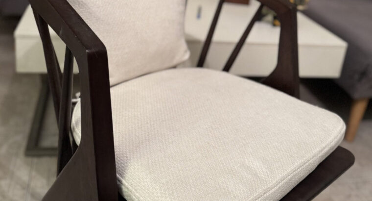 Comedor Mesa En Madera Maciza Y Sillas De Diseño