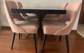Comedor De 4 Puestos. Mesa Y 4 Sillas Tapizadas.