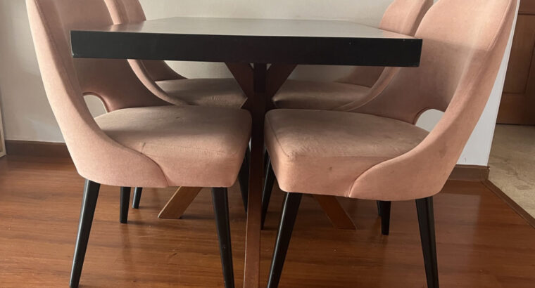 Comedor De 4 Puestos. Mesa Y 4 Sillas Tapizadas.