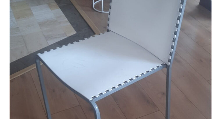 Silla De Comedor Blanca De Metal Y Plástico.