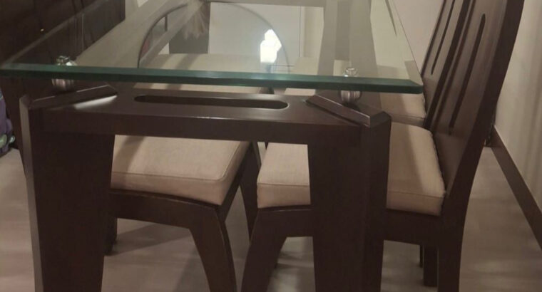 Comedor De 4 Puestos En Madera Y Vidrio