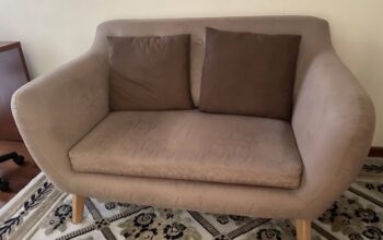 Sofá De 2 Puestos. Precio Negociable.