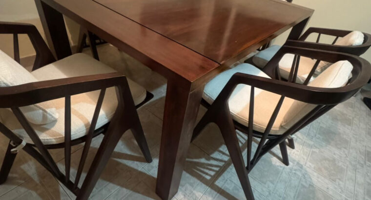 Comedor Mesa En Madera Maciza Y Sillas De Diseño