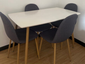 Mesa De Comedor Color Blanco Y 4 Sillas Grises