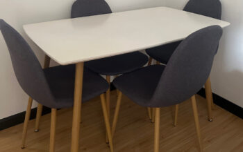 Mesa De Comedor Color Blanco Y 4 Sillas Grises