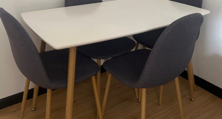 Mesa De Comedor Color Blanco Y 4 Sillas Grises