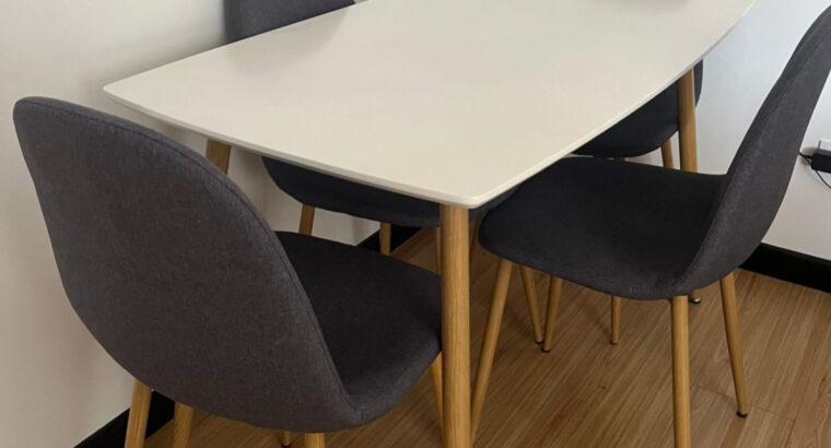 Mesa De Comedor Color Blanco Y 4 Sillas Grises