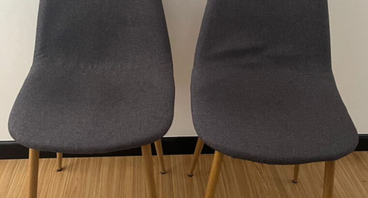 Mesa De Comedor Color Blanco Y 4 Sillas Grises