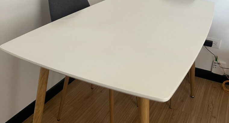 Mesa De Comedor Color Blanco Y 4 Sillas Grises