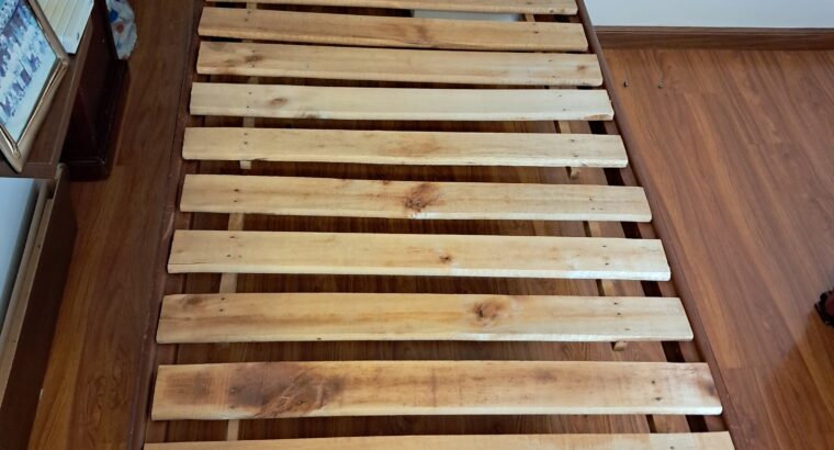 Cama Sencilla En Madera Color Miel