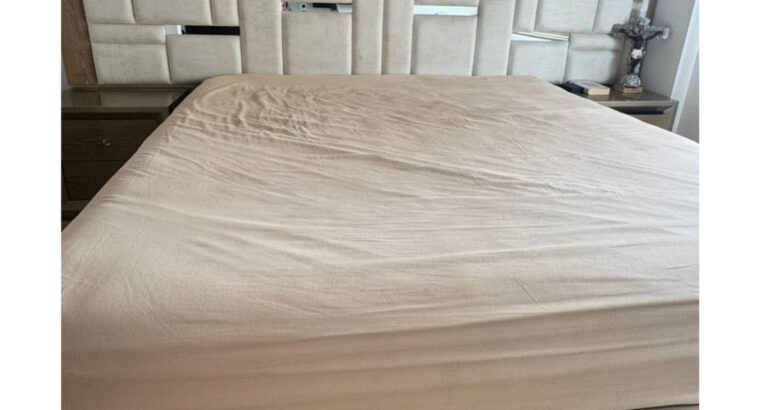 Cama King 2m x 2m Con Mesas De Noche