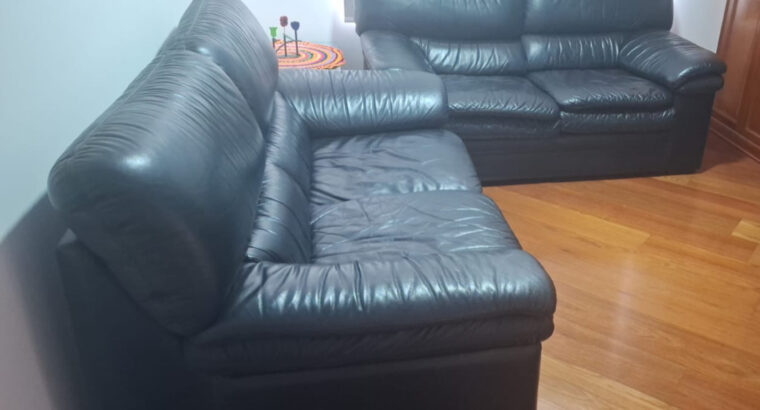 Sofas 2 Unidades. Tapizadas En Cuero.