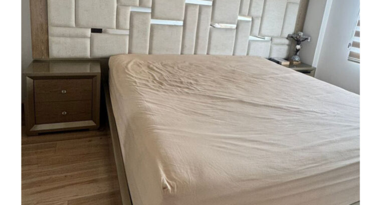 Cama King 2m x 2m Con Mesas De Noche