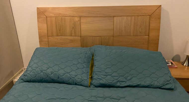Cama Doble Con Mesas De Noche
