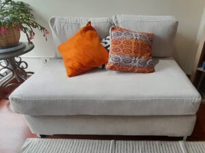 Sofá En Pana Beige 2 Puestos + Cojines – Excelente