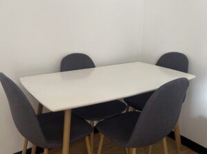 Mesa de comedor blanca 4 puestos, sillas grises